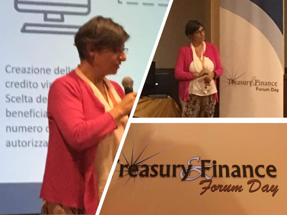 Foto di Fatima Carbonara che parla sul placo del Treasury & Finance Forum Day.